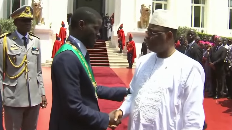 Macky Sall quitte le Palais de la République, raccompagné par le Pr. Bassirou Diomaye Diakhar Faye