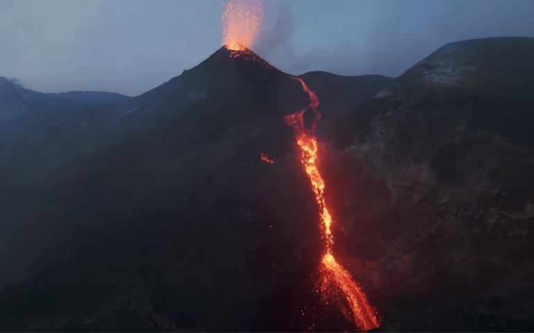 l’Etna, plus grand volcan en activité d’Europe et le Stromboli en éruption.